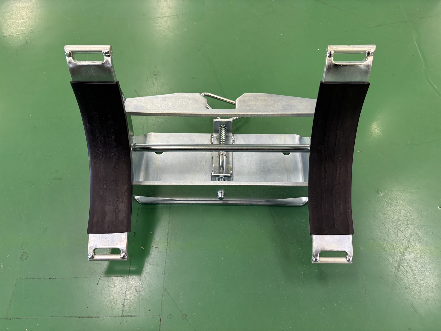 フォークリフトLPガスボンベ取付台